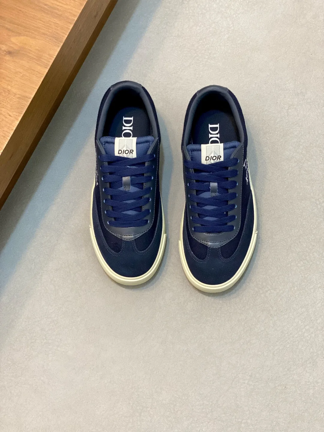 Factory price: 420💰Dior Crafted from navy and white jacquard with Oblique print and suede panels, it features a distinctive padded tongue embossed with the Dior signature, wide navy mohair laces and brass eyelets with a matte tonal finish. White rubber sole with Dior Oblique pattern, enhanced by a contrasting Dior 30 Avenue Montaigne signature on the rear. It can add fashionable temperament to casual looks. Exquisite packaging at the delivery counter 🛍📦 ▪️ Fabric: Original customized Oblique presbyopia + cowhide ▪️ Lining: Original customized sheepskin + breathable mesh ▪️ Sole: Original molded anti-slip rubber material ▪️ Bottom thickness: 4CM ▪️ Size: Men's 38-45 (38, 45, 46 customized)